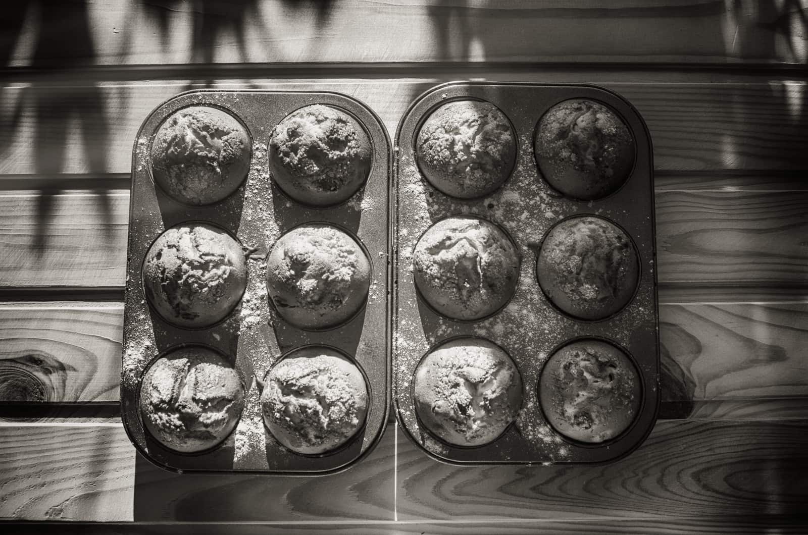 A light aluminum and a dark coated baking tray side by side