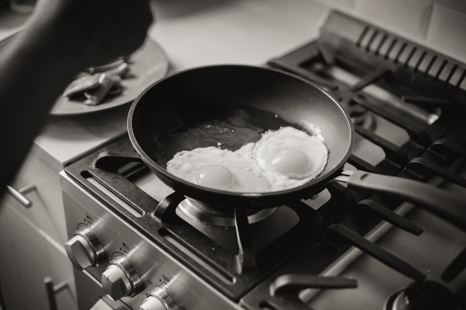 Two frying pans of different sizes side by side