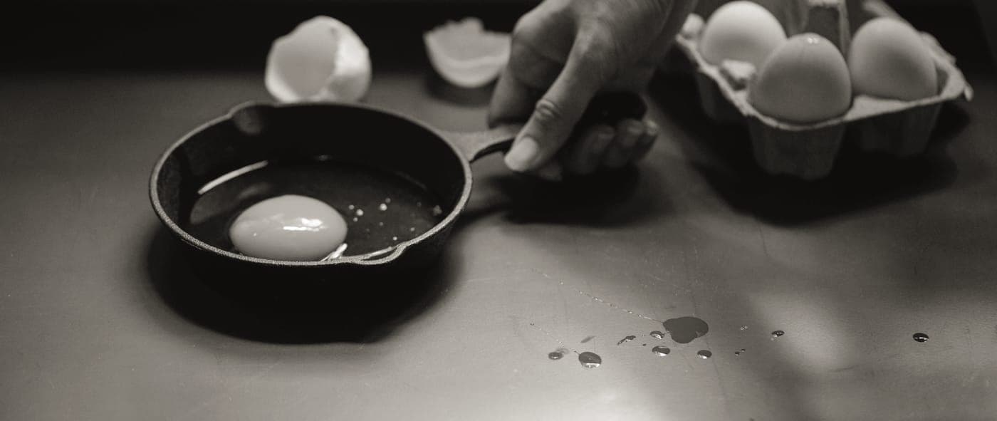 Oiling a cast iron pan with a cloth