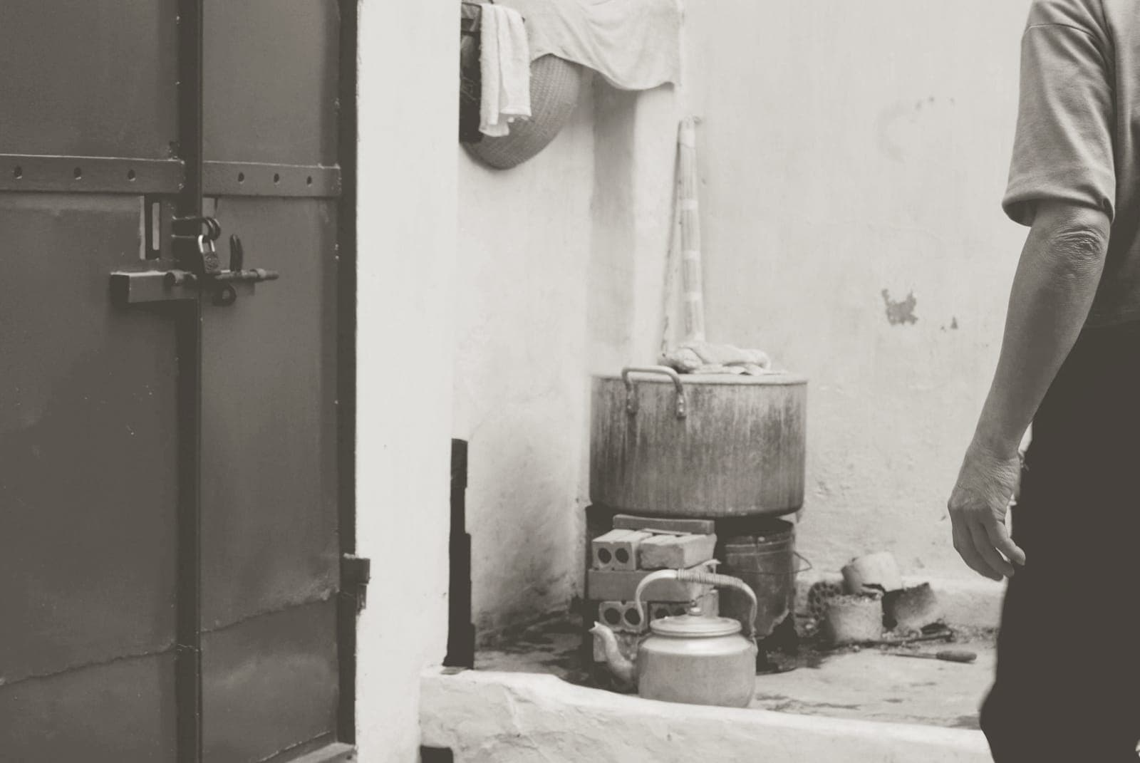 A tall stainless stockpot beside a heavy lidded Dutch oven